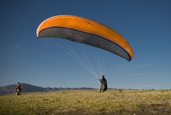 Pětačtyřicetiletá paraglidistka se popálila o elektrické vedení (ilustrační foto).