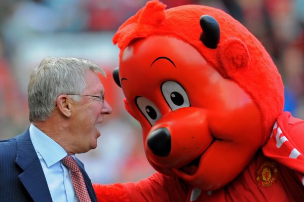Alex Ferguson s maskotem Manchesteru United.