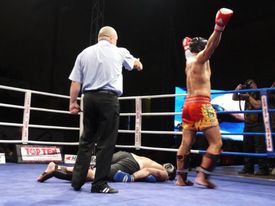 Knock-out v podání vítěze mužské kategorie nad 91 kg Georgije Fibicha (vpravo).