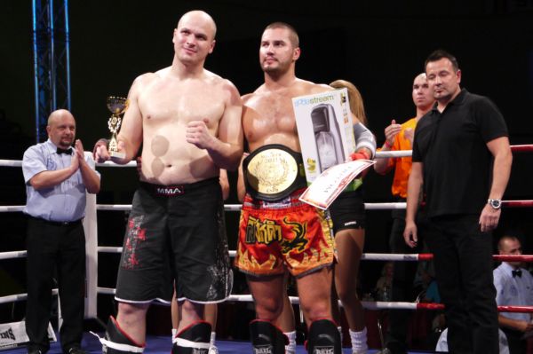 Vítěz kategorie nad 91 kg Georgij Fibich (vpravo) s poraženým Miroslavem Sochorem (vlevo).