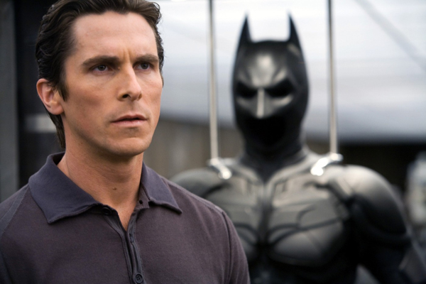 Christian Dale jako Batman v civilu. Záběr ze snímku Temný rytíř.