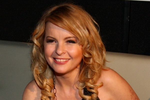 Iveta Bartošová musí pod kudlu.