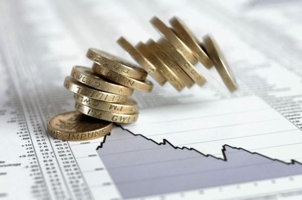 Nový týden nezačal pro investory dobře, čeká se silný propad bank a eura.