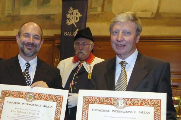 Bruce Beutler a Jules Hoffmann (vpravo), dva z trojice oceněných imunologů.