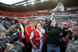 Lukáš Vala (vpravo) s Karolem Kiselem během květnového protestu.