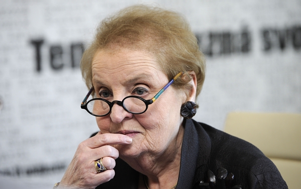 Madeleine Albrightová pátrá v Praze po informacích o svém otci. Madeleine Albrightová pátrá v Praze po informacích o svém otci.
