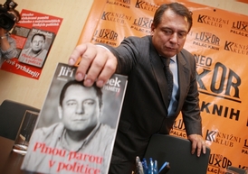 Jiří Paroubek při autogramiádě své knihy.