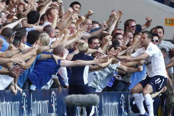Van der Vaart slaví gól s fanoušky Tottenhamu. 