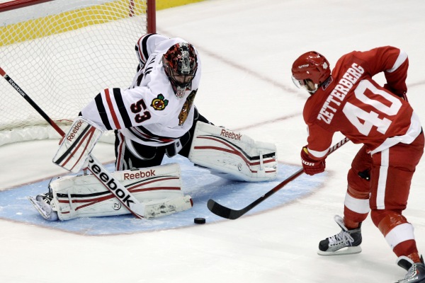 Alexandr Salák v brance Chicaga během letošní přípravy na NHL.