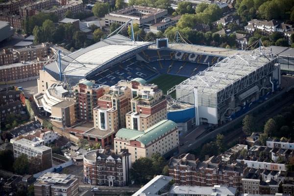 Letecký pohled na stadion Chelsea dokazuje, že postavit větší stánek na stejném místě by bylo složité.