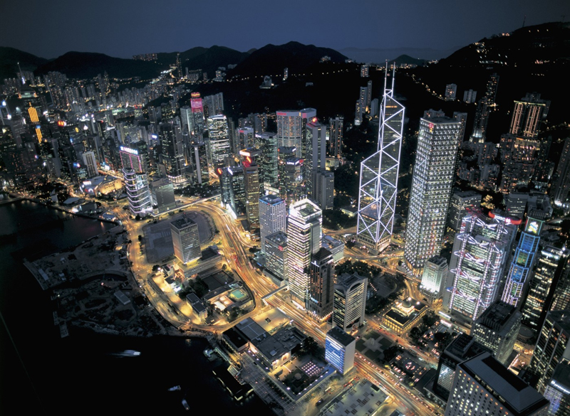 Čínské město Hongkong pyšnící se bezpočtem mrakodrapů a bohatou ekonomikou vyniká především na poli bankovnictví. Náleží mu třetí místo.