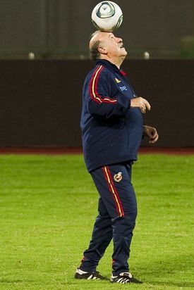 Vicente del Bosque si rád zažongluje s míčem.