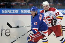Nejlépe placený hráč NHL Brad Richards (vlevo) se českým fanouškům představil v Praze při exhibici Rangers se Spartou.