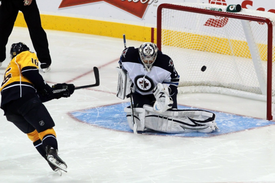 Brankář Winnipegu Ondřej Pavelec.