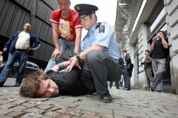 Roman Týc zatčený před vernisáží výstavy Občan K.