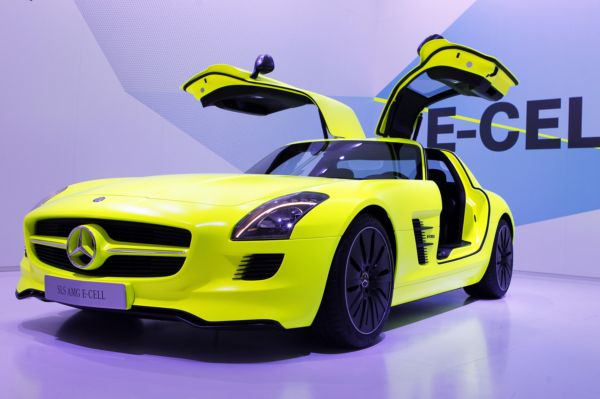 Jeden ze dvou exemplářů Mercedesu SLS AMG E-CELL bude vystavený v Praze.