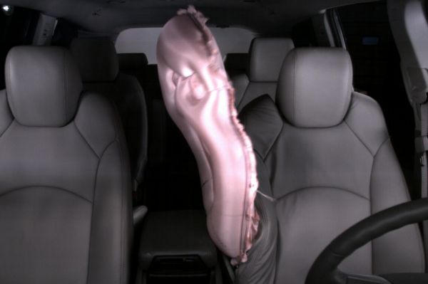 Přední centrální airbag je na pravé straně řidičova sedadla.