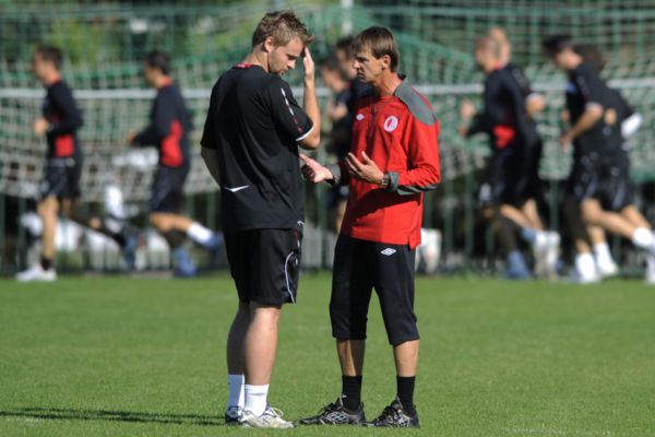 František Straka (vpravo) poprvé na tréninku Slavie.