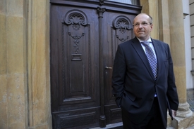 Ivan Fuksa opouští Úřad vlády.