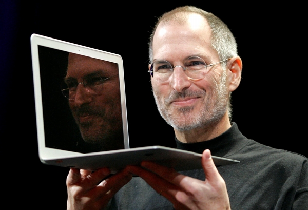 Steve Jobs a jedna z jeho dokonalých "hraček" - MacBook. Steve Jobs a jedna z jeho dokonalých "hraček" - MacBook.