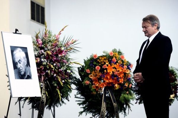 S Hubačem se přišel rozloučit i režisér Jiří Adamec.