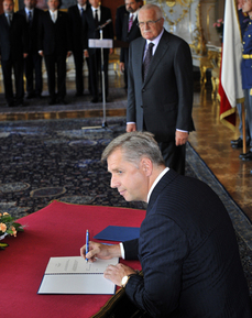Bendl podepisuje své jmenování do funkce.