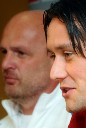 Kapitán Tomáš Rosický (vpravo) a trenér Michal Bílek.