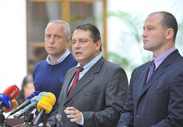 Jiří Paroubek po boku Jiřího Šlégra a Petra Bendy oznamuje odchod z ČSSD.