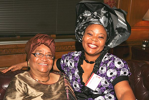 Prezidentka Libérie Ellen Johnsonová Sirleafová se spolubojovnicí Leymah Gbowee.