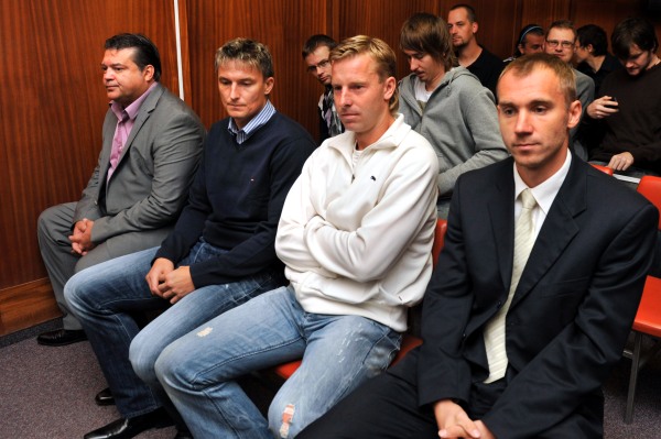 Zprava obžalovaný brankář SK Sigma Olomouc Petr Drobisz, fotbalisté Bohemians David Zoubek a Miroslav Obermajer a bývalý šéf Bohemians Karel Kapr.