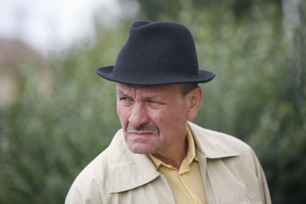 Miroslav Krobot v roli nemocného trenéra Hnátka.