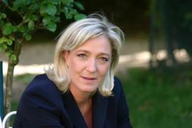 Nemalé naděje má také krajně pravicová Marine Le Penová.