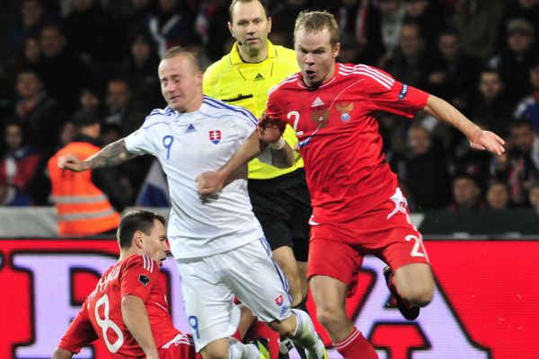 Prohra s Ruskem připravila Slovensko (v bílém) o poslední šance postoupit na Euro.