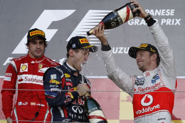 Sebastian Vettel (uprostřed) v proudu šampaňského. Mistrovský titul už mu nikdo nevezme.