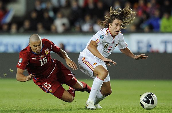Milan Baroš (vlevo) v utkání proti Španělsku.