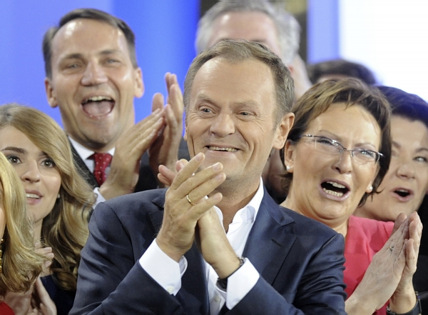 Donald Tusk (uprostřed) se raduje z oznámení předběžných výsledků voleb.