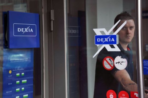 Belgická vláda chrání úspory domácností, koupí belgickou část banky Dexia.