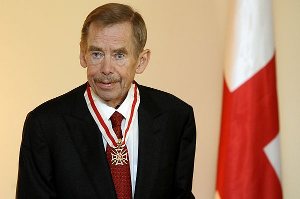 Václav Havel s nejvyšším gruzínským vyznamenáním na krku.