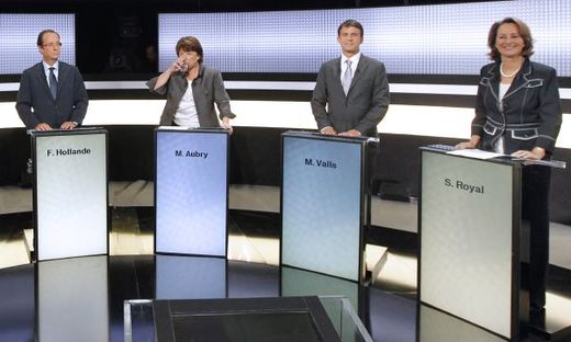 Televizní debata socialistů - druhá zleva Aubryová.