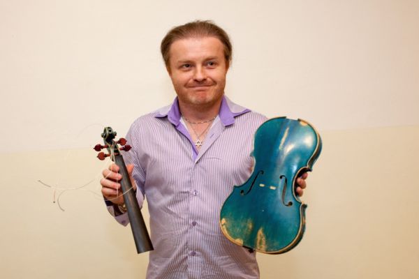 Pavel Šporcl předvádí své rozbité modré housle.