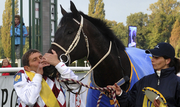 Josef Váňa s Tiumenem po třetím triumfu ve Velké pardubické za sebou. 
