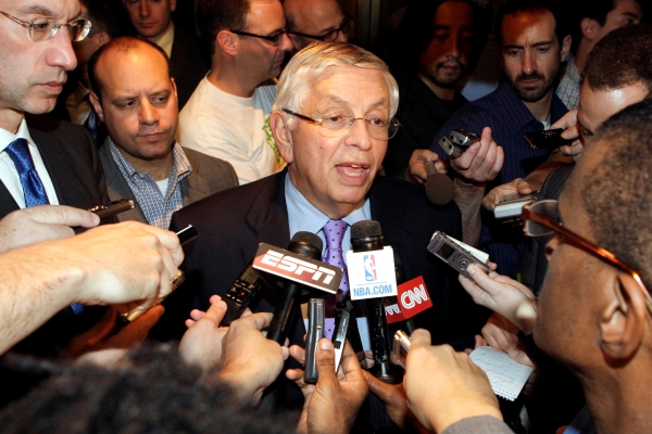 Komisionář NBA David Stern oznámil zrušení prvních dvou týdnů soutěže.