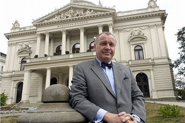 Daniel Dvořák před Národním divadlem v Brně.
