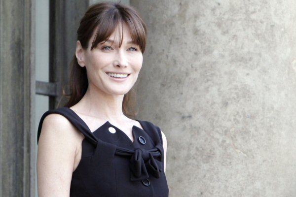 První dáma Francie Carla Bruniová-Sarkozyová.