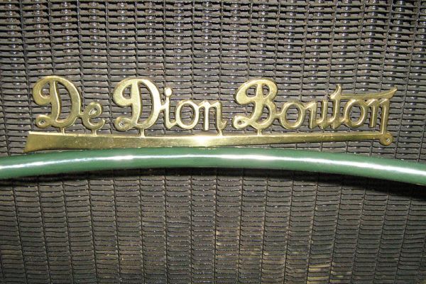 Značka De Dion Bouton zdobila automobily od roku 1883 až do roku 1932.