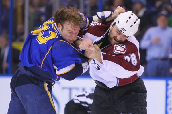 David Kočí (vpravo) plnil v NHL především roli tvrdého muže.