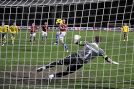 Michal Kadlec proměnil v utkání dvě penalty.