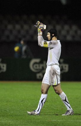Petr Čech děkuje po utkání českým příznivcům.