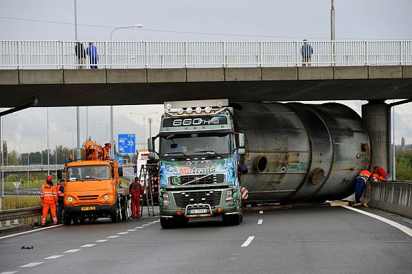 Dálnice D1 v Ostravě byla ve středu v obou směrech uzavřená. Pod jedním z mostů už v úterý uvízl nadměrný náklad. Uzavřen byl i most přes dálnici, který spojuje Ostravu s Opavskem. Dálnice D1 v Ostravě byla ve středu v obou směrech uzavřená. Pod jedním z mostů už v úterý uvízl nadměrný náklad. Uzavřen byl i most přes dálnici, který spojuje Ostravu s Opavskem.