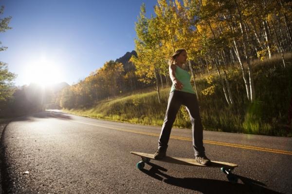 Longboard se hodí i k podzimu. Přináší adrenalin i relax.